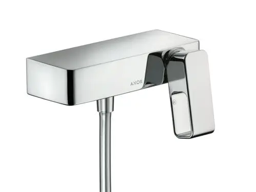 Einhebel-Brausemischer in verchromtem Oberflächendesign von AXOR, mit einem rechteckigen Gehäuse und einem seitlichen Hebel zur Einstellung der Wassertemperatur.